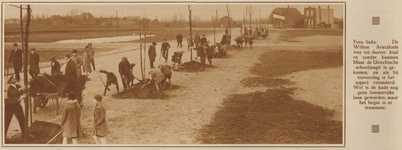 872851 Afbeelding van het planten van bomen door de Utrechtse schooljeugd op de Willem Arntzkade, tijdens de eerste ...